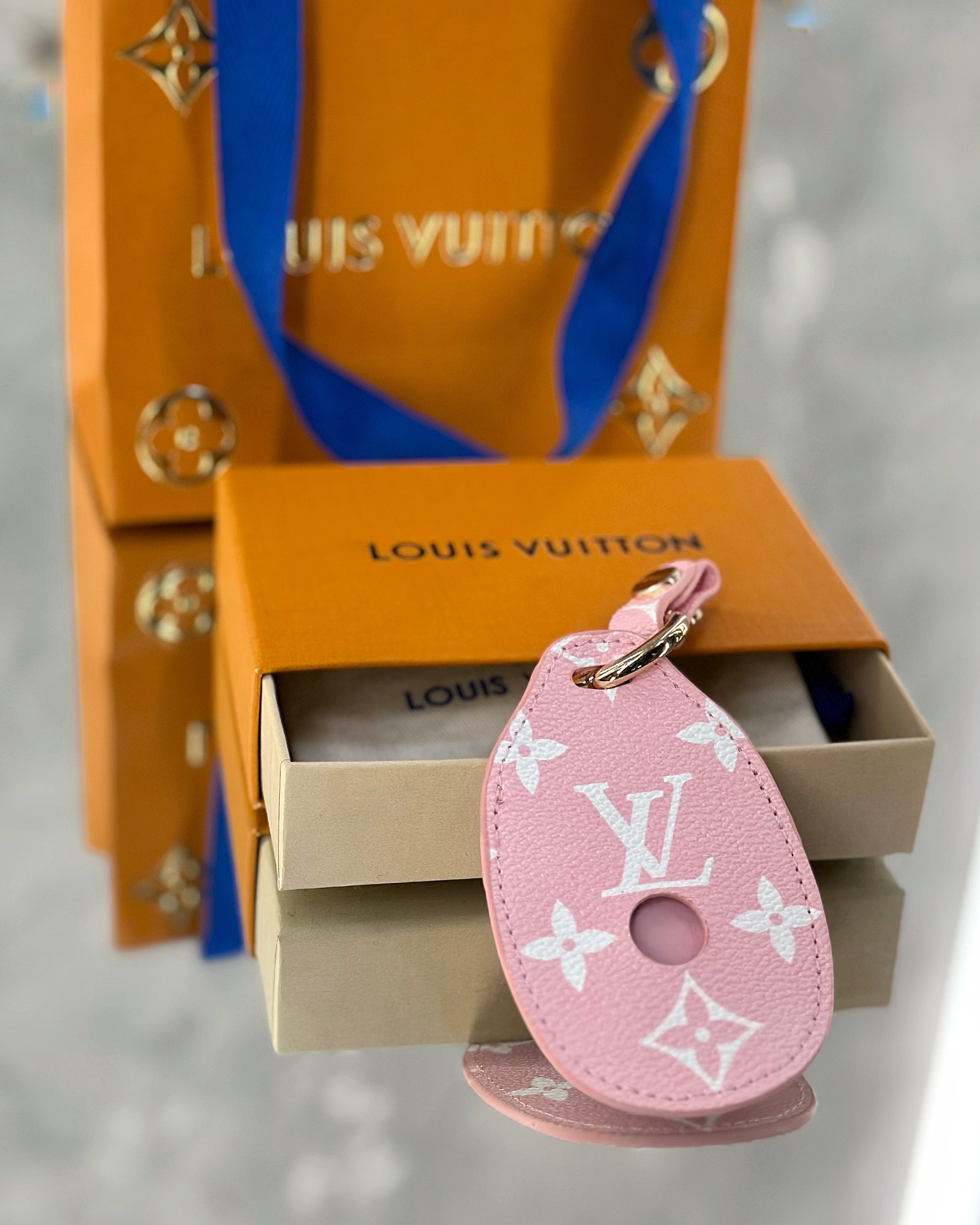 LOUIS VUITTON — NO LOGO STORE
