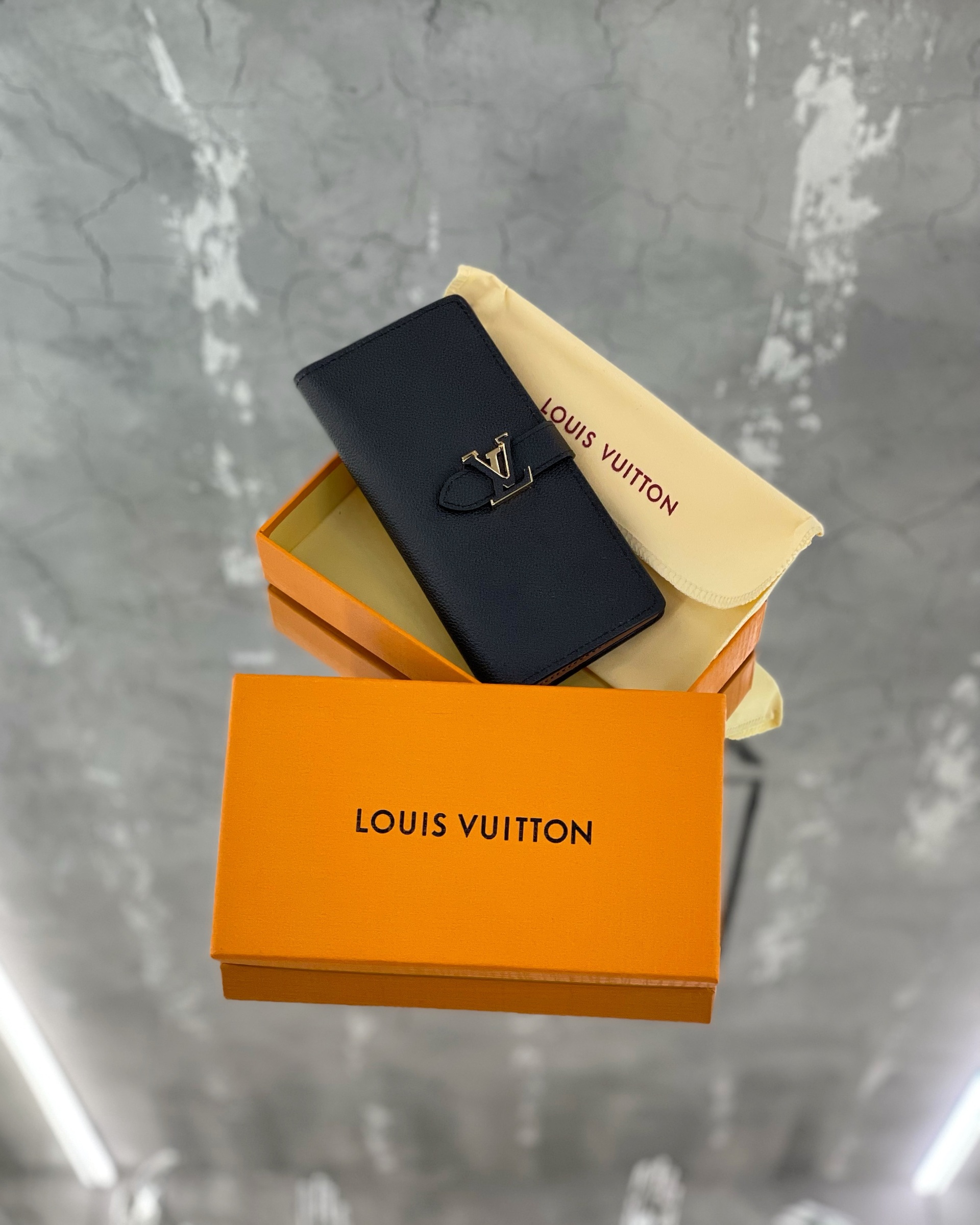 LOUIS VUITTON — NO LOGO STORE
