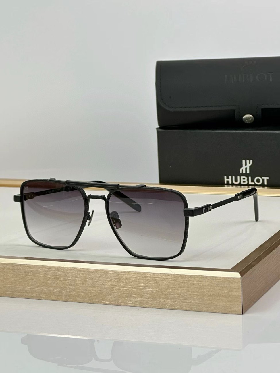 HUBLOT — NO LOGO STORE