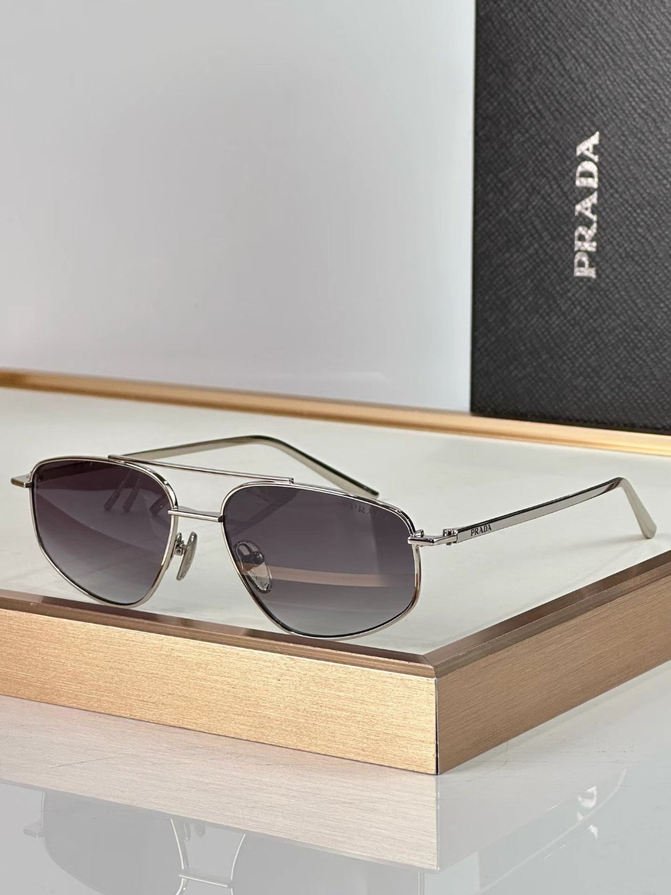 PRADA — NO LOGO STORE