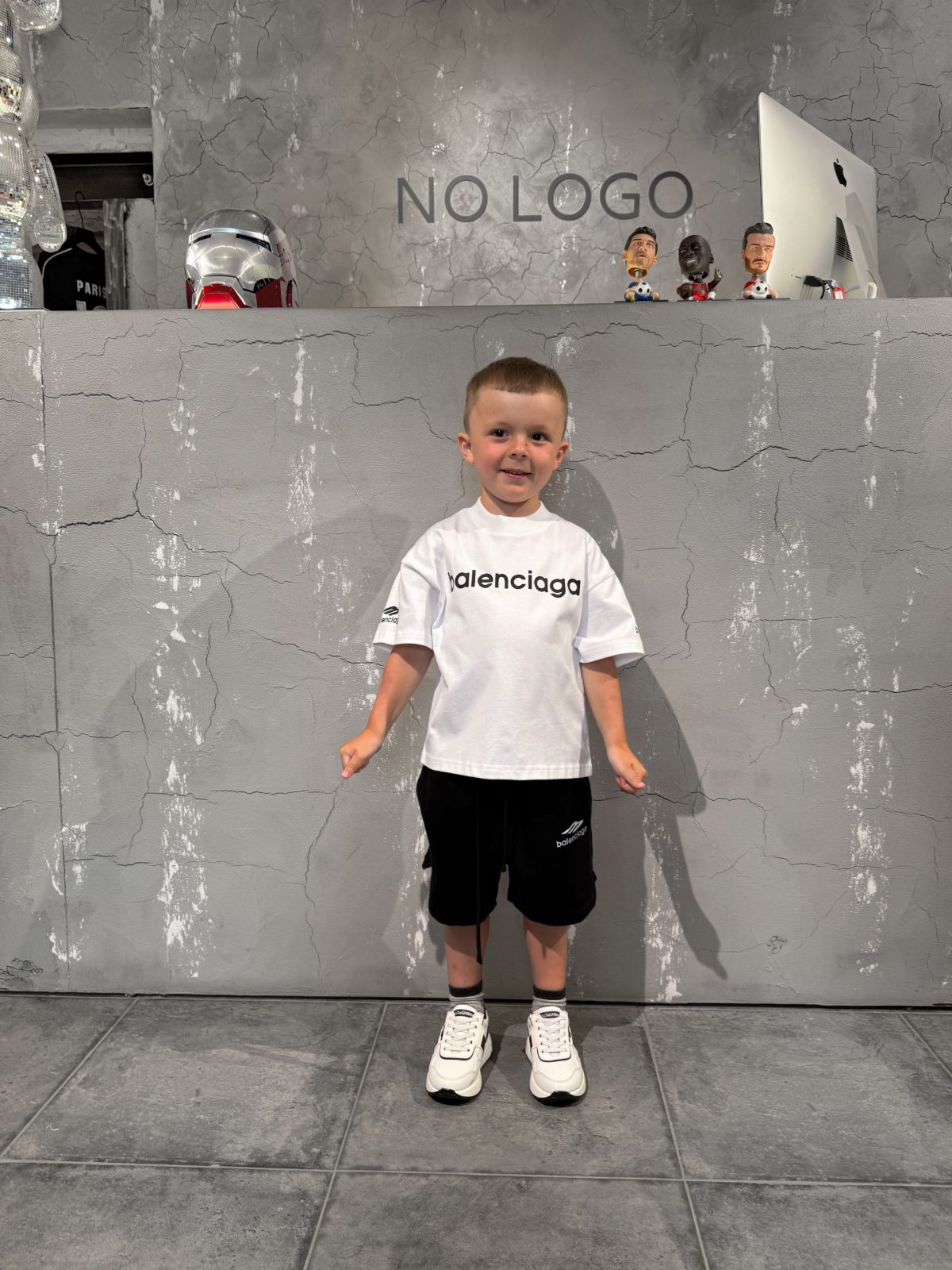 Костюм BALENCIAGA — NO LOGO STORE