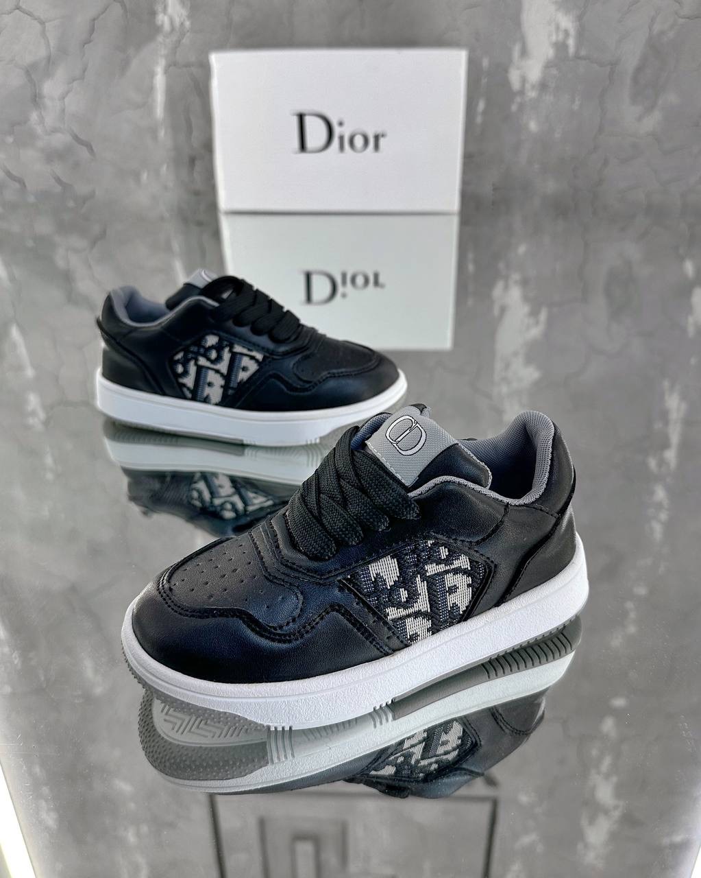 DIOR — NO LOGO STORE