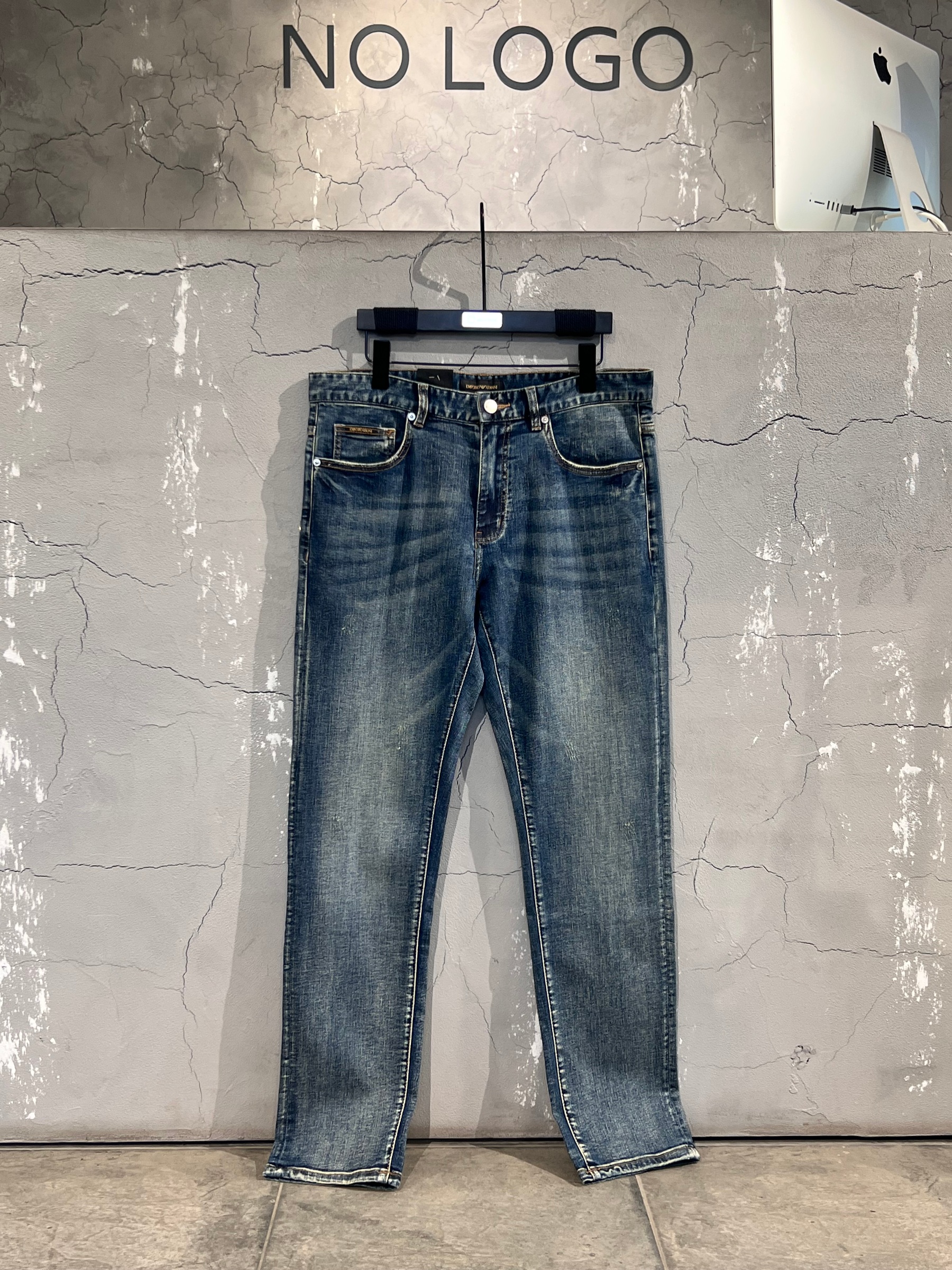 Джинсы EMPORIO ARMANI — NO LOGO STORE