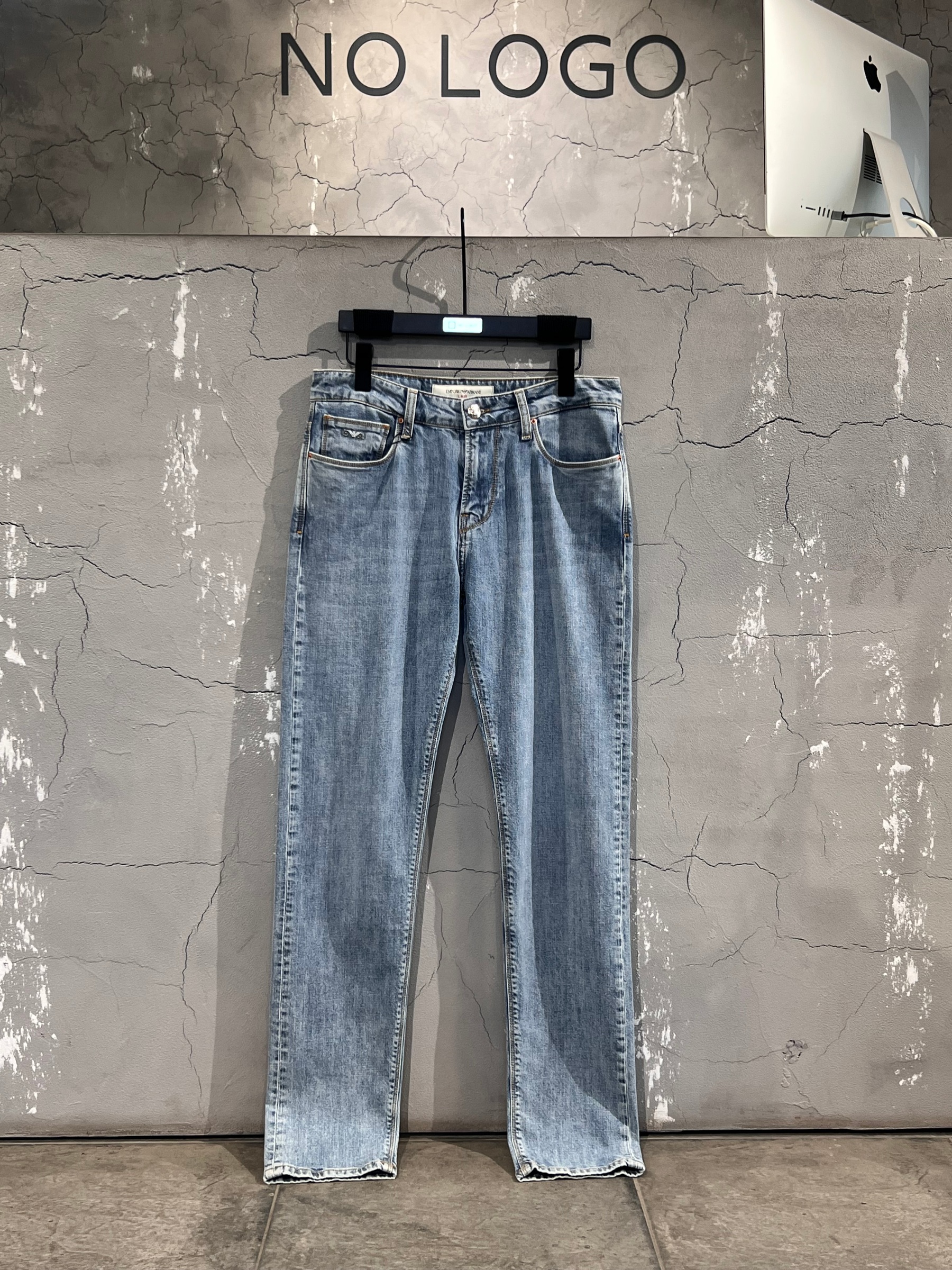 Джинсы EMPORIO ARMANI — NO LOGO STORE