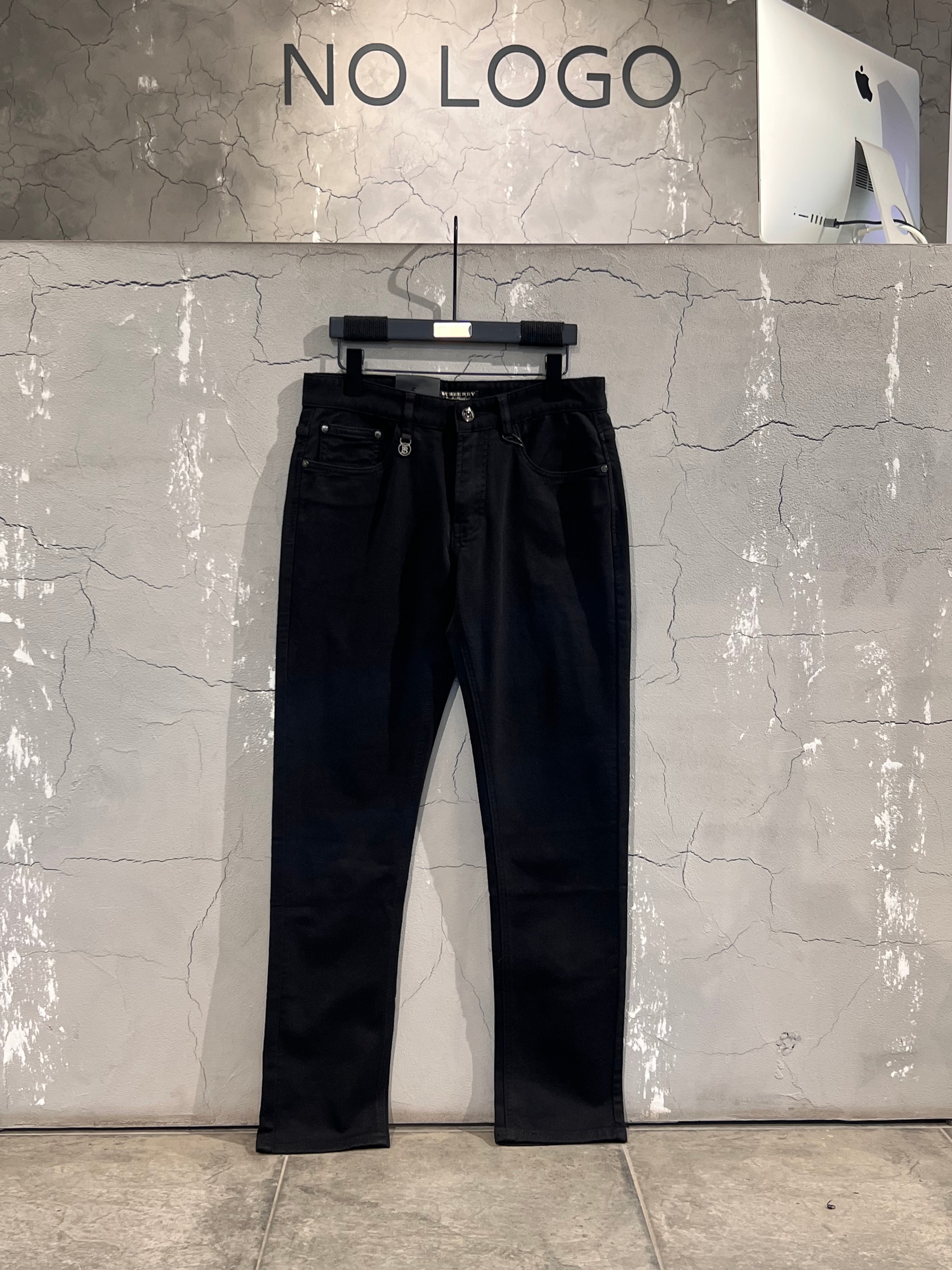 Джинсы BURBERRY — NO LOGO STORE