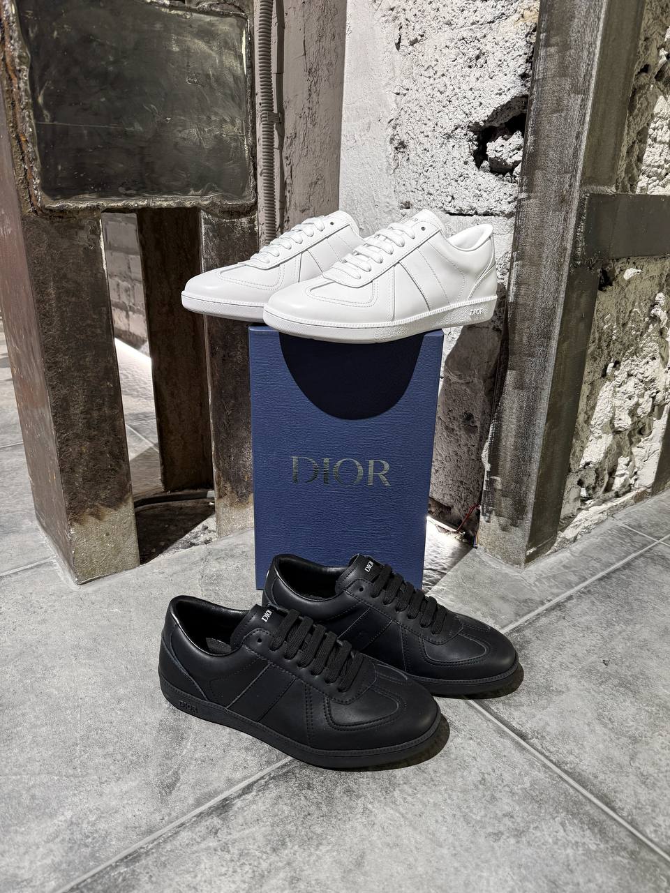 DIOR / WHITE — NO LOGO STORE