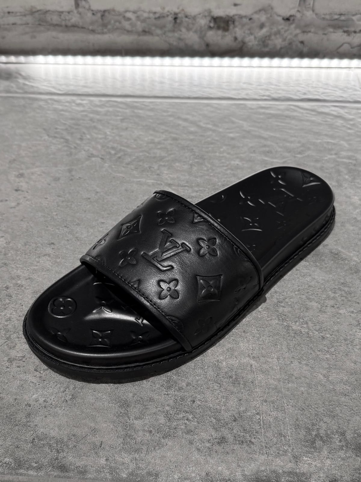 LOUIS VUITTON — NO LOGO STORE