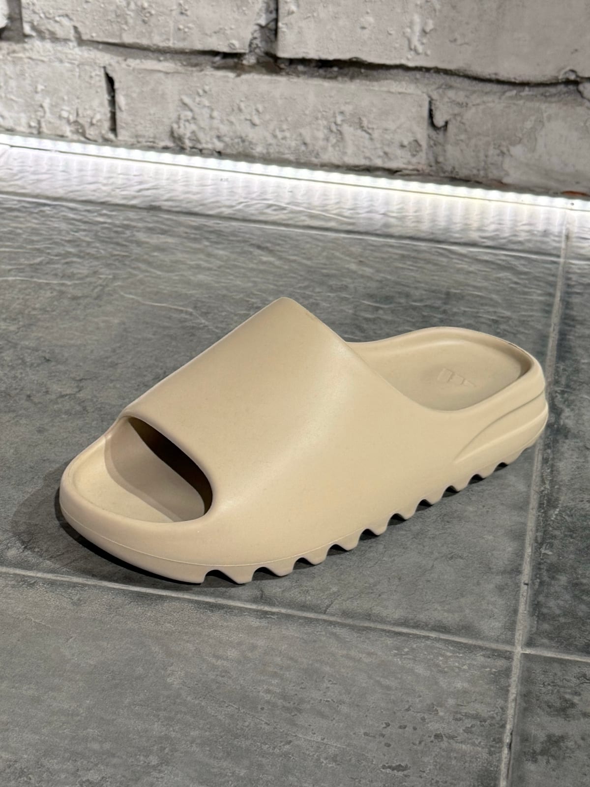 ADIDAS YEEZY SLIDE — NO LOGO STORE