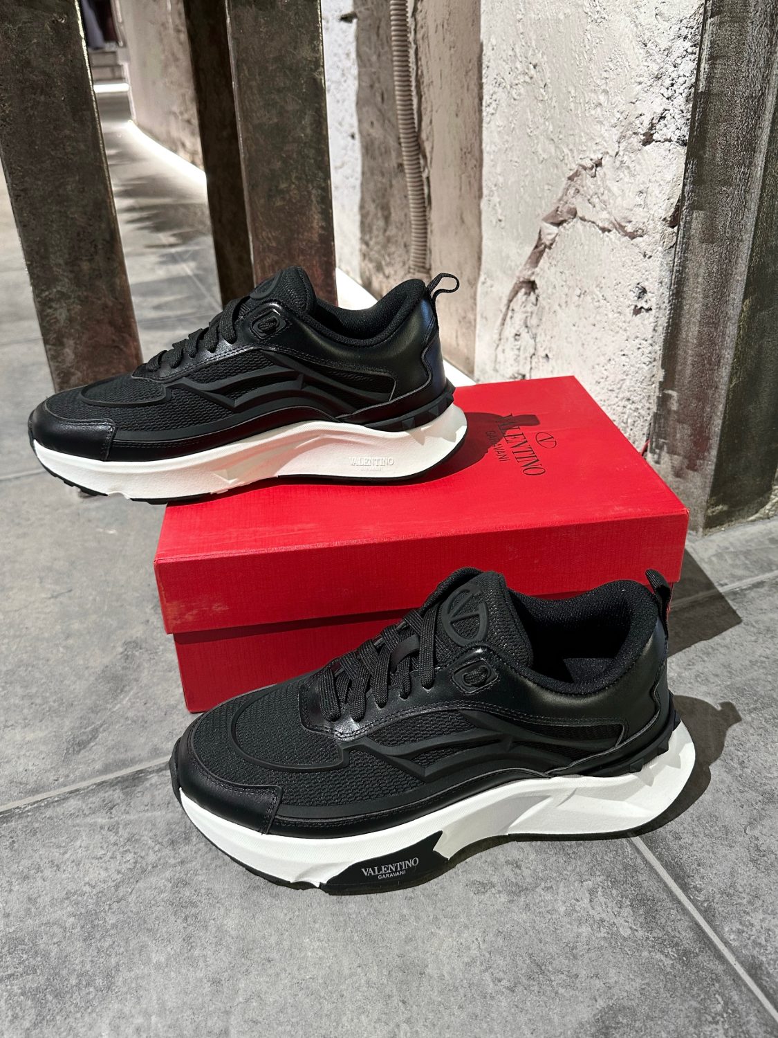 VALENTINO — NO LOGO STORE