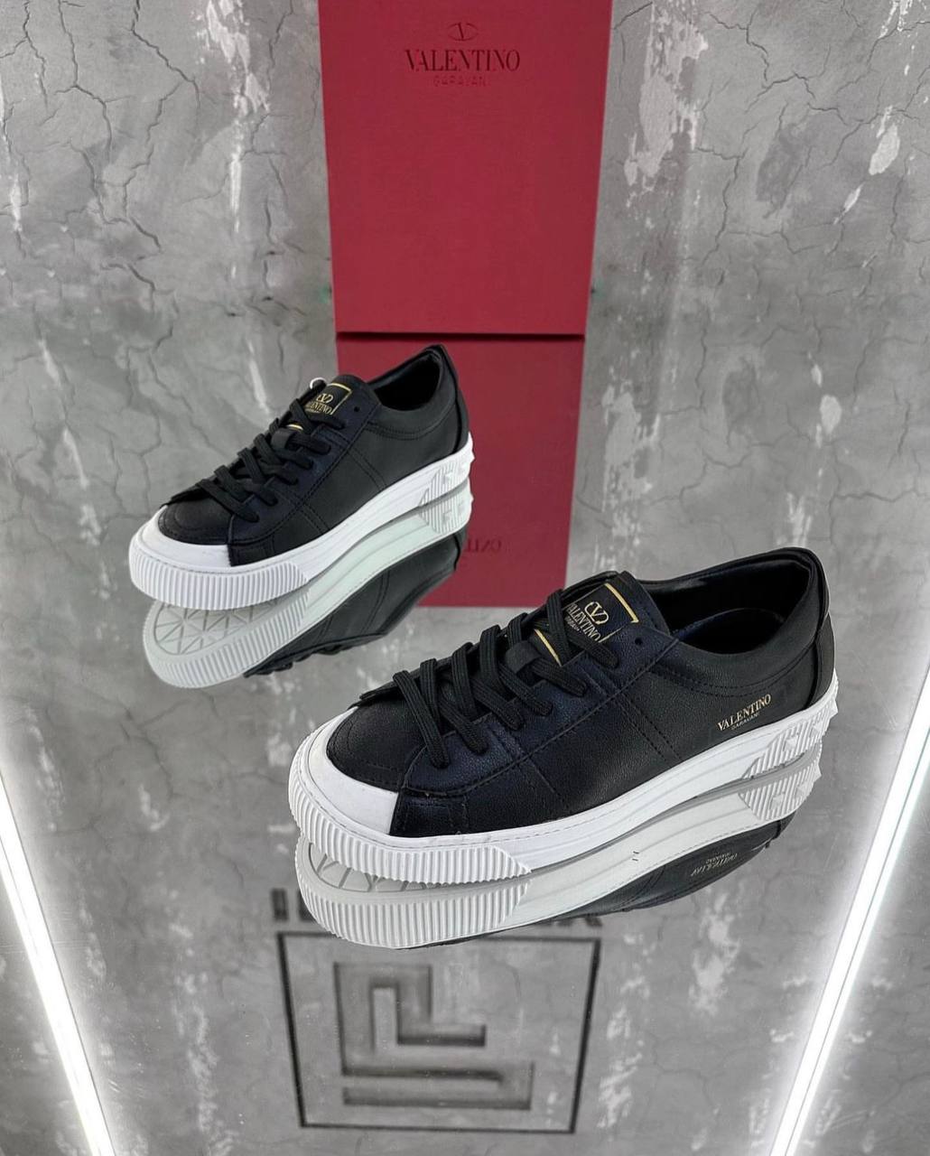 VALENTINO — NO LOGO STORE