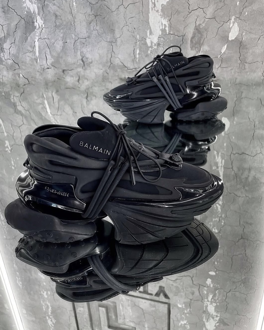 BALMAIN — NO LOGO STORE