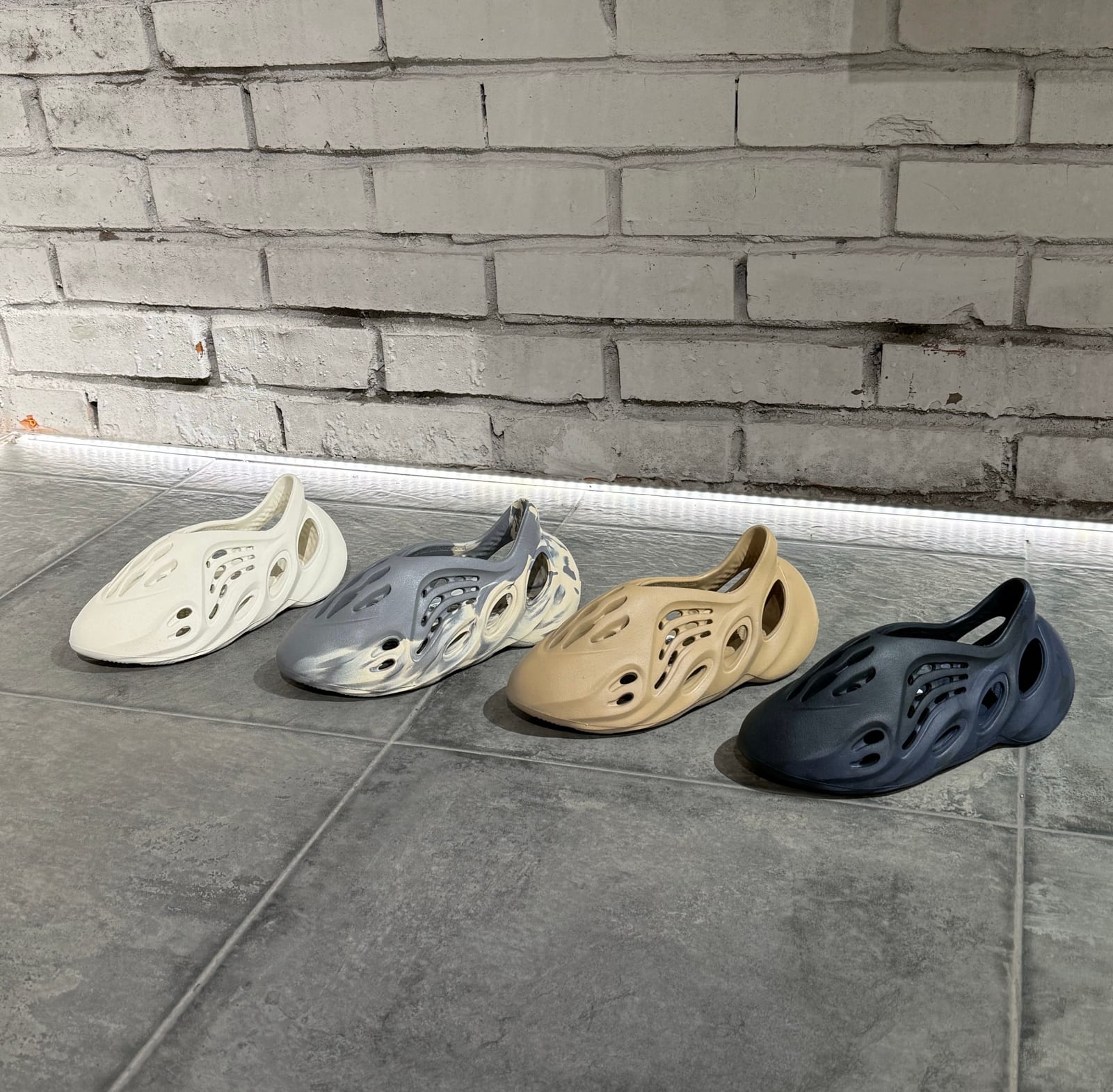 ADIDAS YEEZY FOAM RUNNER / CREAM — SALE · Женское, NO LOGO STORE (фото 2)