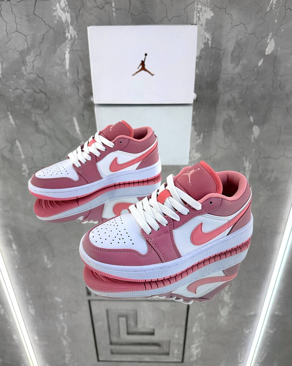 NIKE — NO LOGO STORE