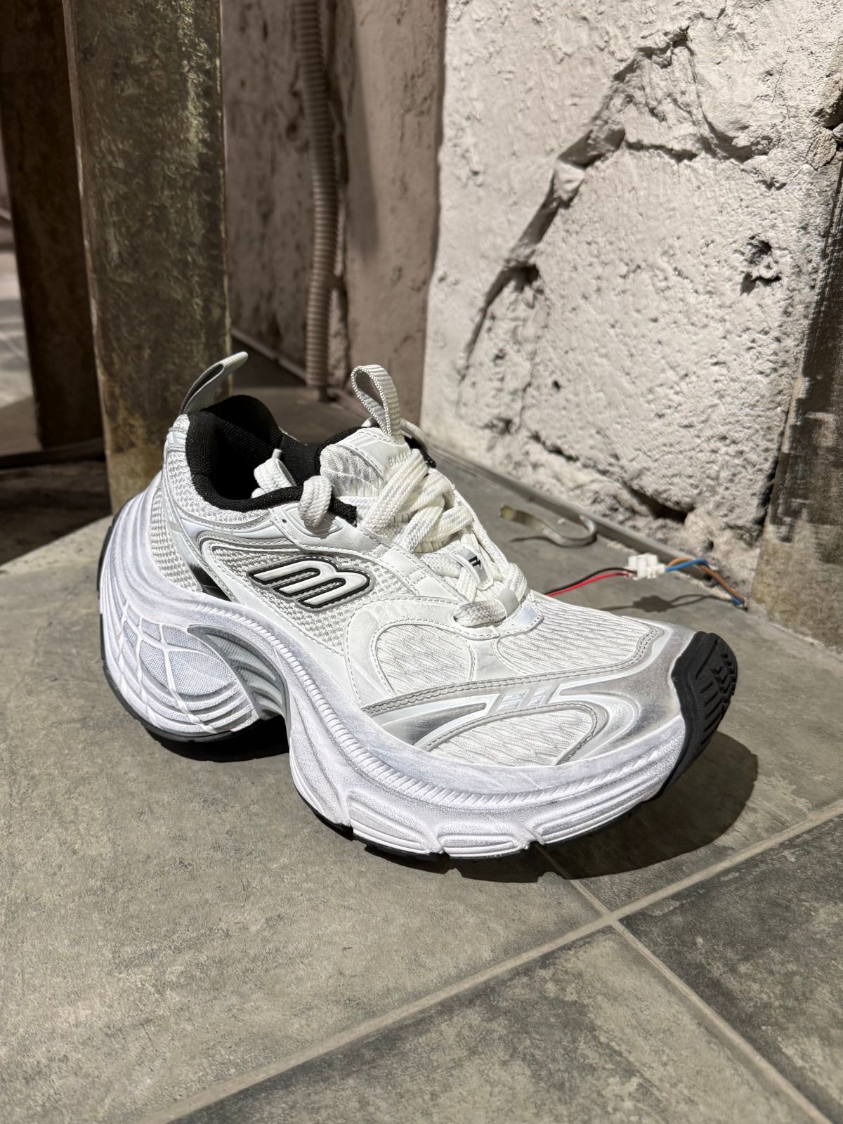 BALENCIAGA — NO LOGO STORE