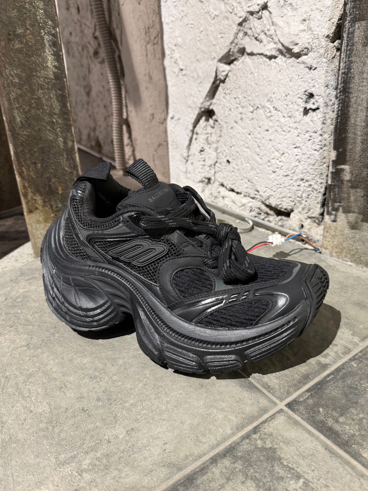BALENCIAGA — NO LOGO STORE
