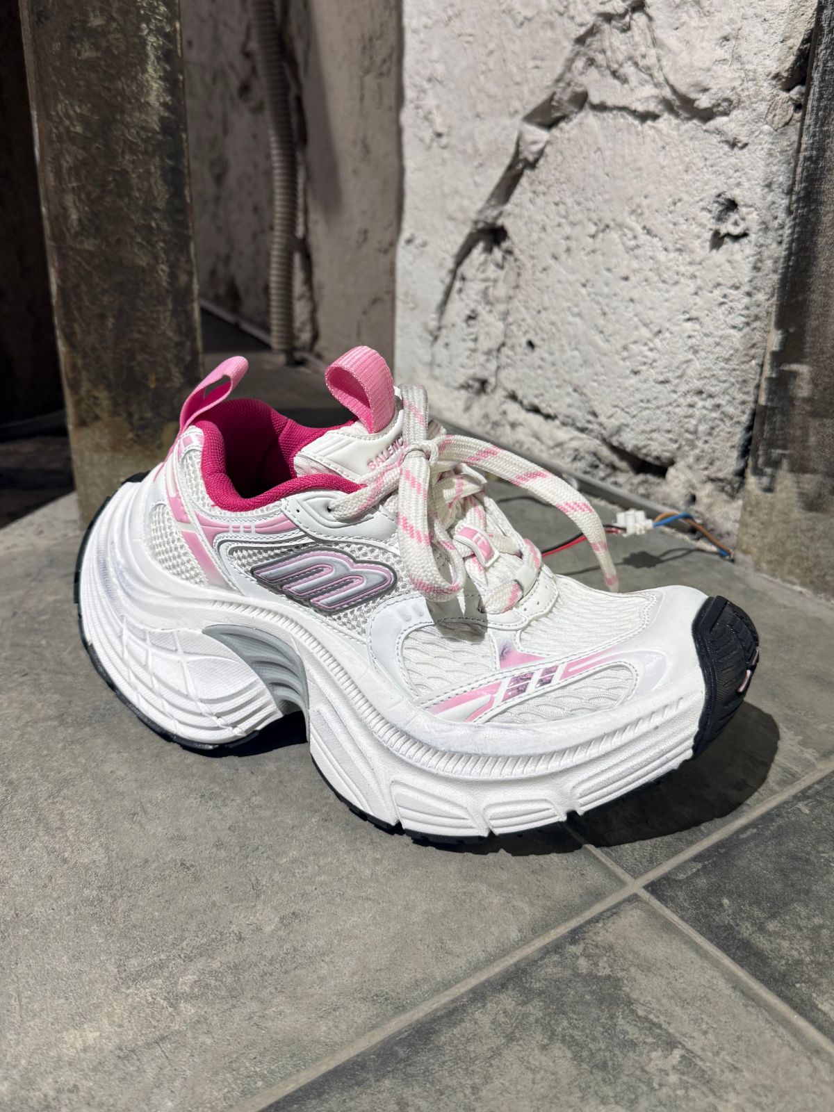 BALENCIAGA — NO LOGO STORE