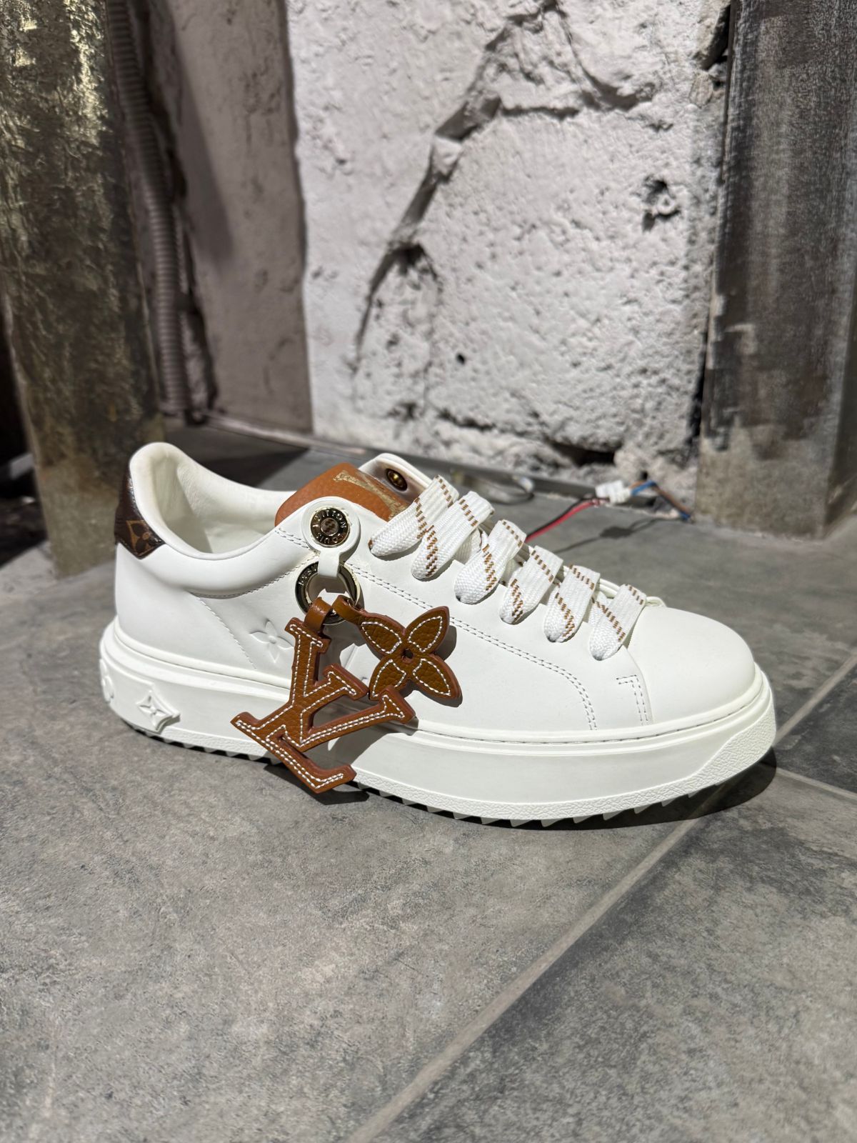 LOUIS VUITTON — NO LOGO STORE