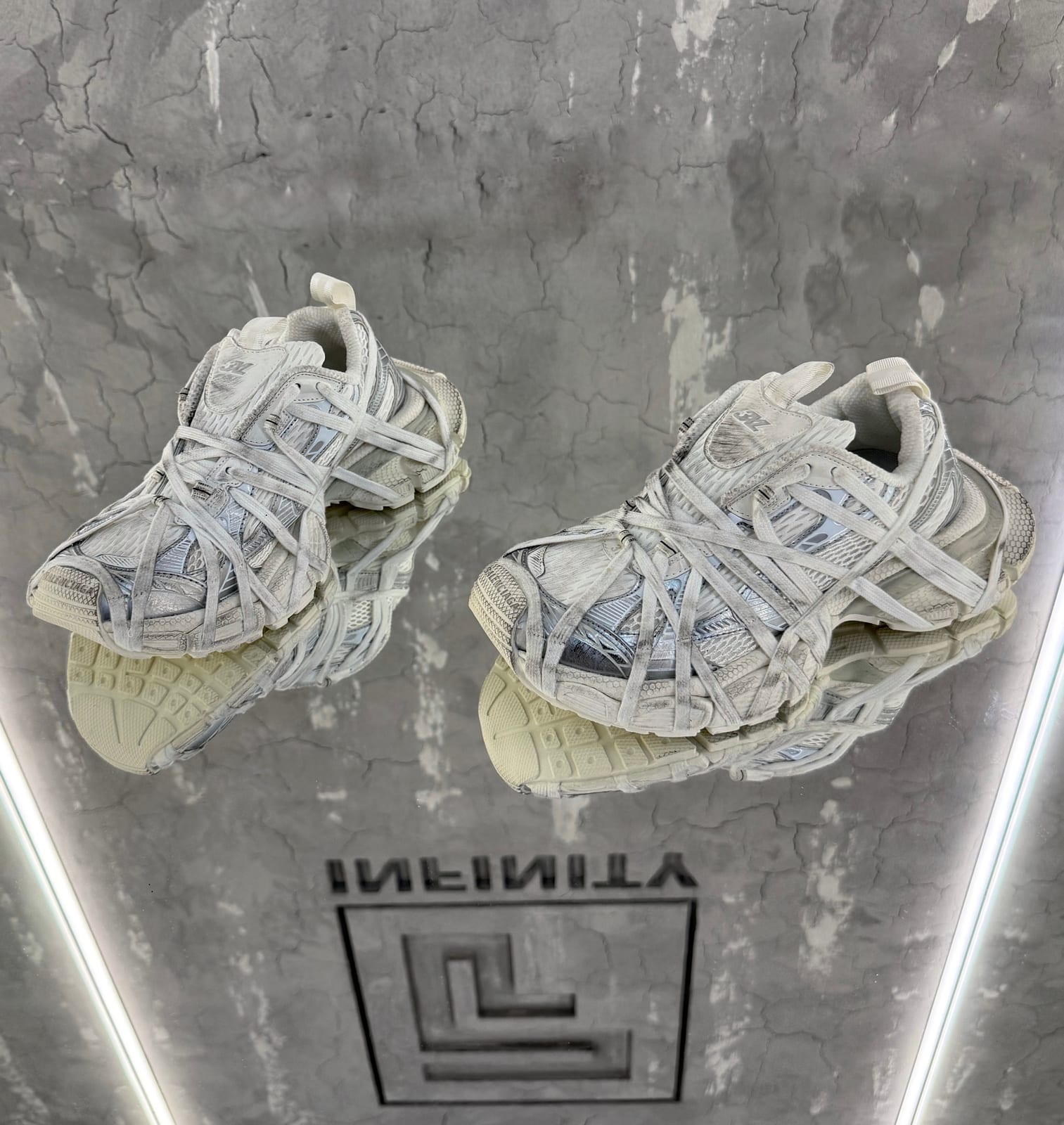 BALENCIAGA — NO LOGO STORE