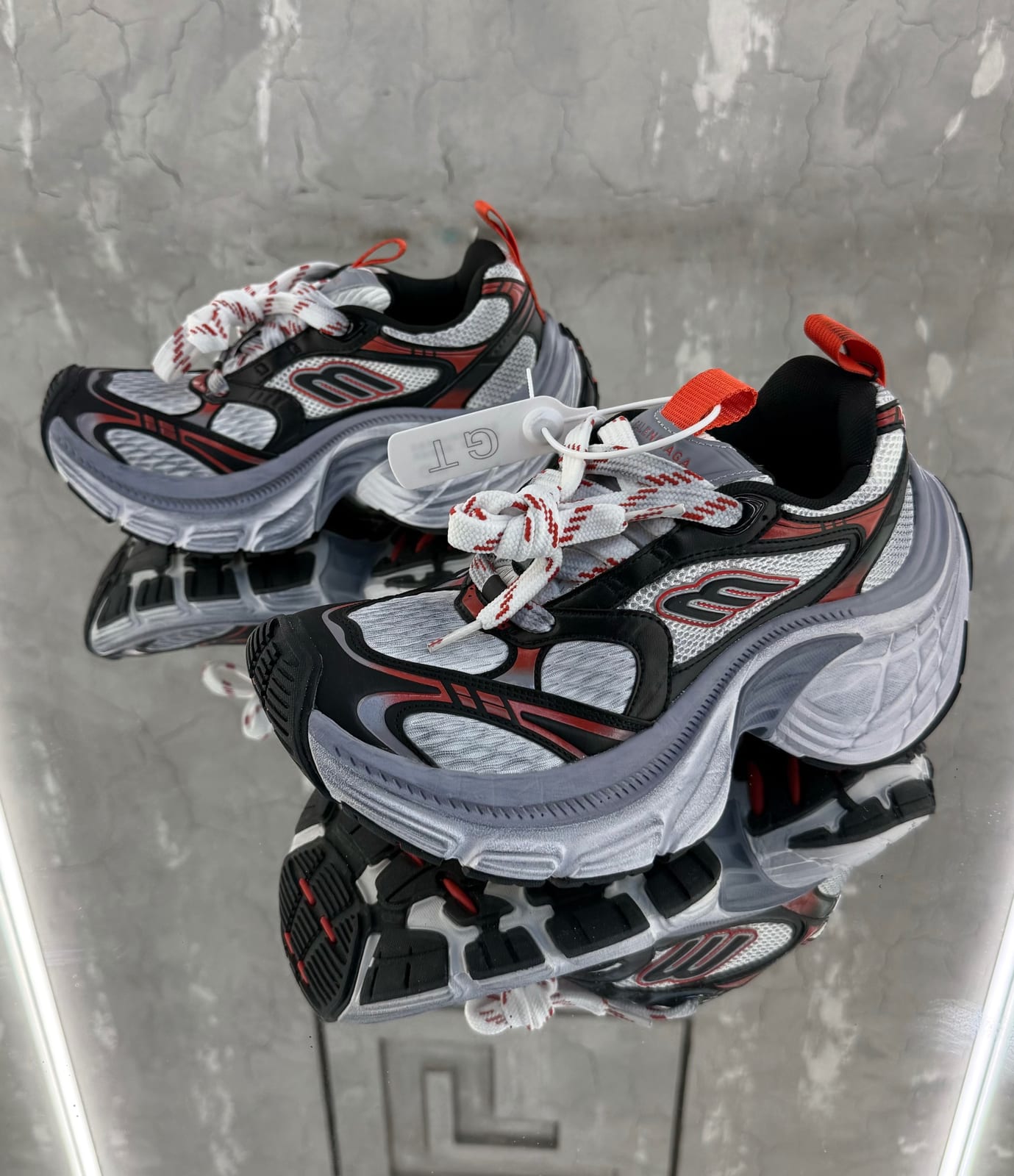 BALENCIAGA — NO LOGO STORE